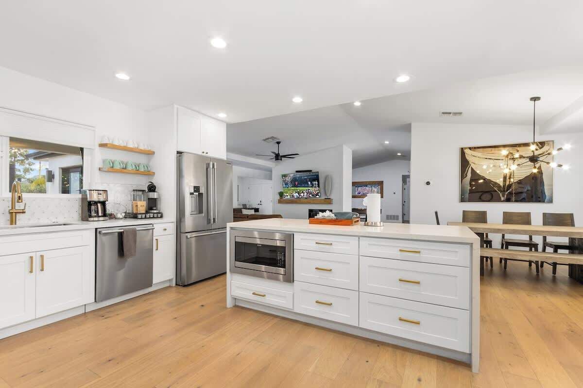 Refrigerador, microondas, horno y parrilla de estufa 