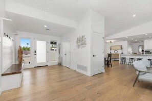 Interior - Entertaining Estate: Pickleball, B-ball & Golf! (Phoenix)