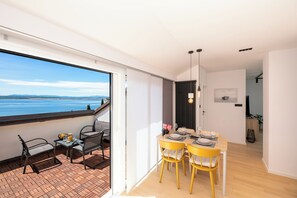 Outdoor dining - Exclusive apartment with balcony, sea view & private parking space in Crikvenica (Crikvenica)