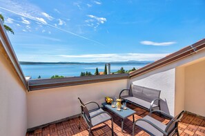 Outdoor dining - Exclusive apartment with balcony, sea view & private parking space in Crikvenica (Crikvenica)