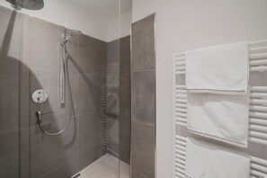 Shower, hair dryer, towels, soap - Modern City Center Apartment at Mirabell Palace (Salzburg Stadt)