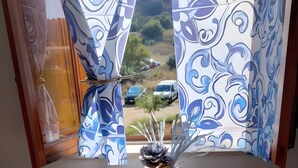 A dining table with plates, a bowl, and a vase with succulents. - Apartment 'Casa Ariele' with Mountain View, Private Terrace and Air Conditioning (San Vito Lo Capo)