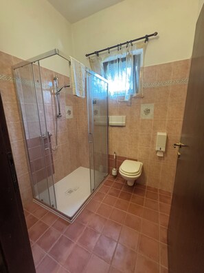 Apartament familiar | Bany | Dutxa, assecador de cabells, tovalloles i sabó 