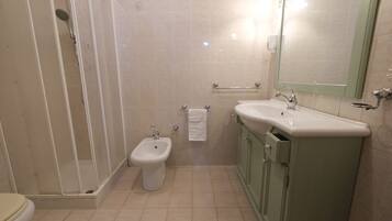 Tripla Comfort, patio, N.1, vista montagna | 浴室 | 淋浴设施、吹风机、毛巾、肥皂