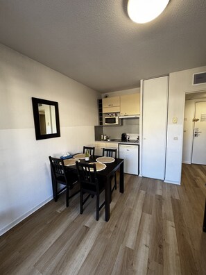 Dining - Charming apartment for 4 people with a balcony (Grasse)