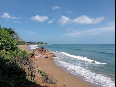 House 4 minutes walk from the beach in a peaceful environment, surrounded by nature.