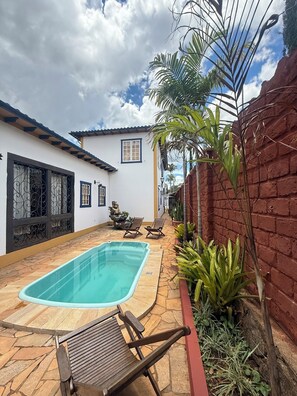 Outdoor pool, pool loungers - Pousada Jardim Colonial (Tiradentes)