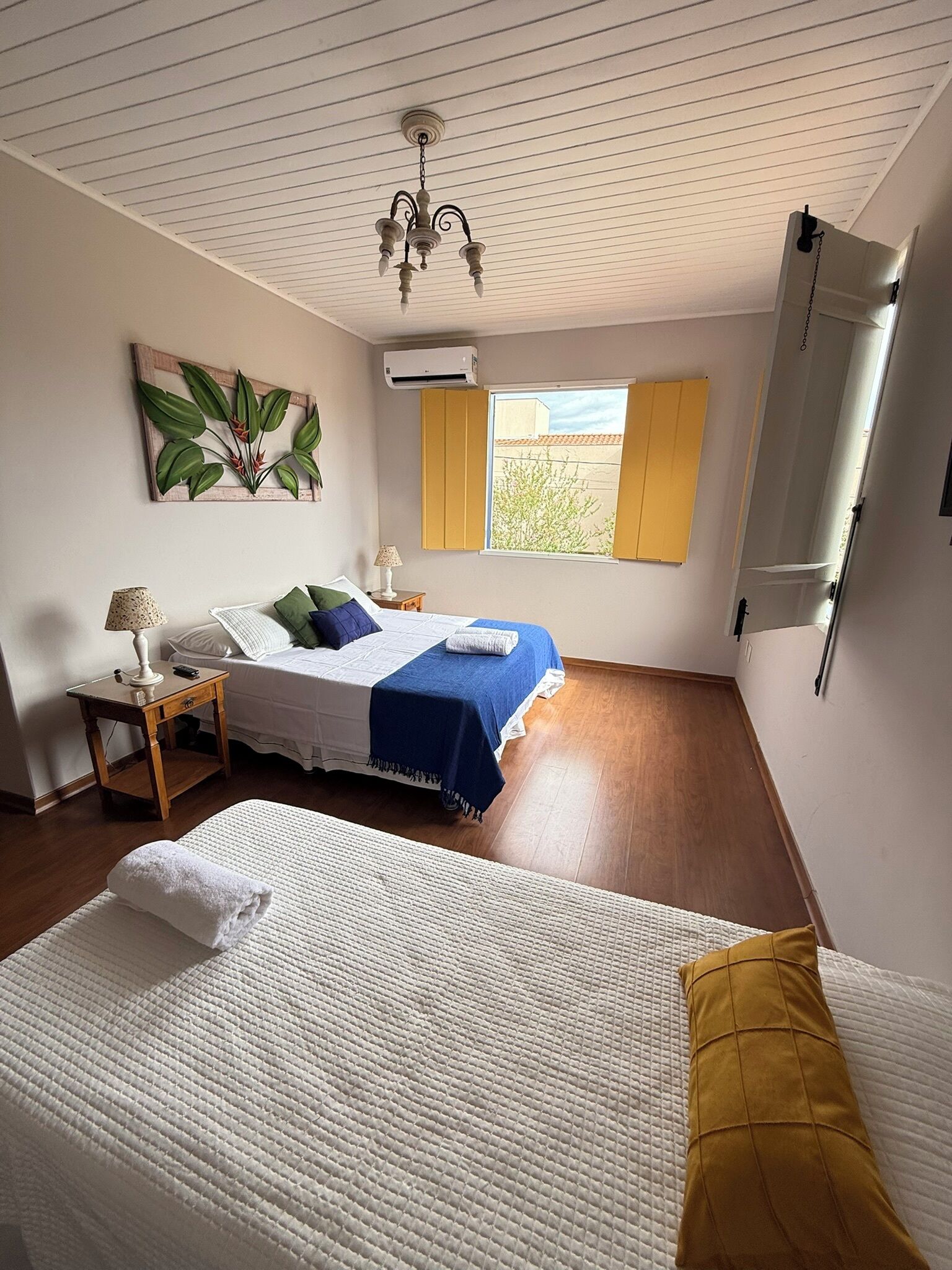 高級三人房, 泳池景