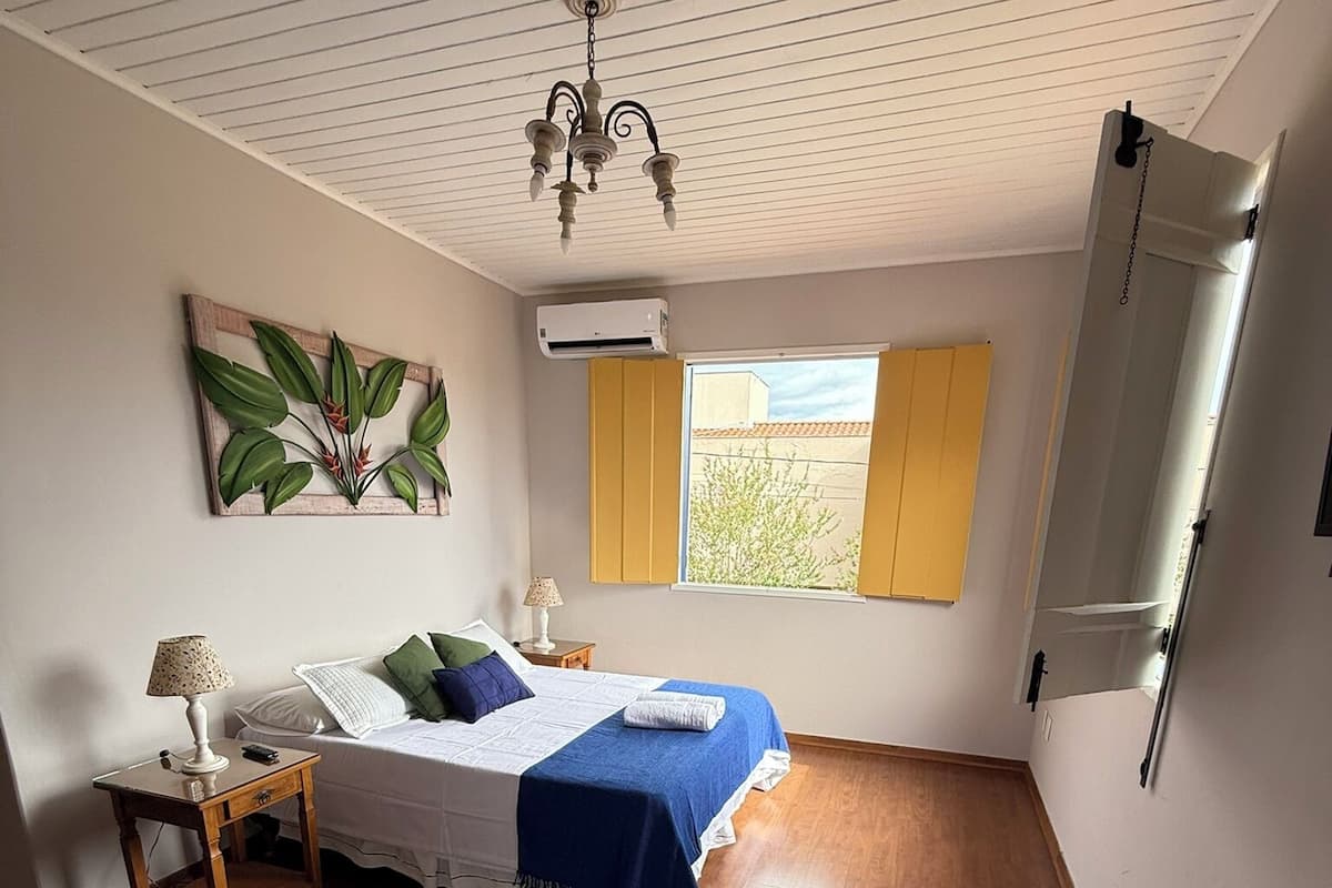 高級三人房, 泳池景