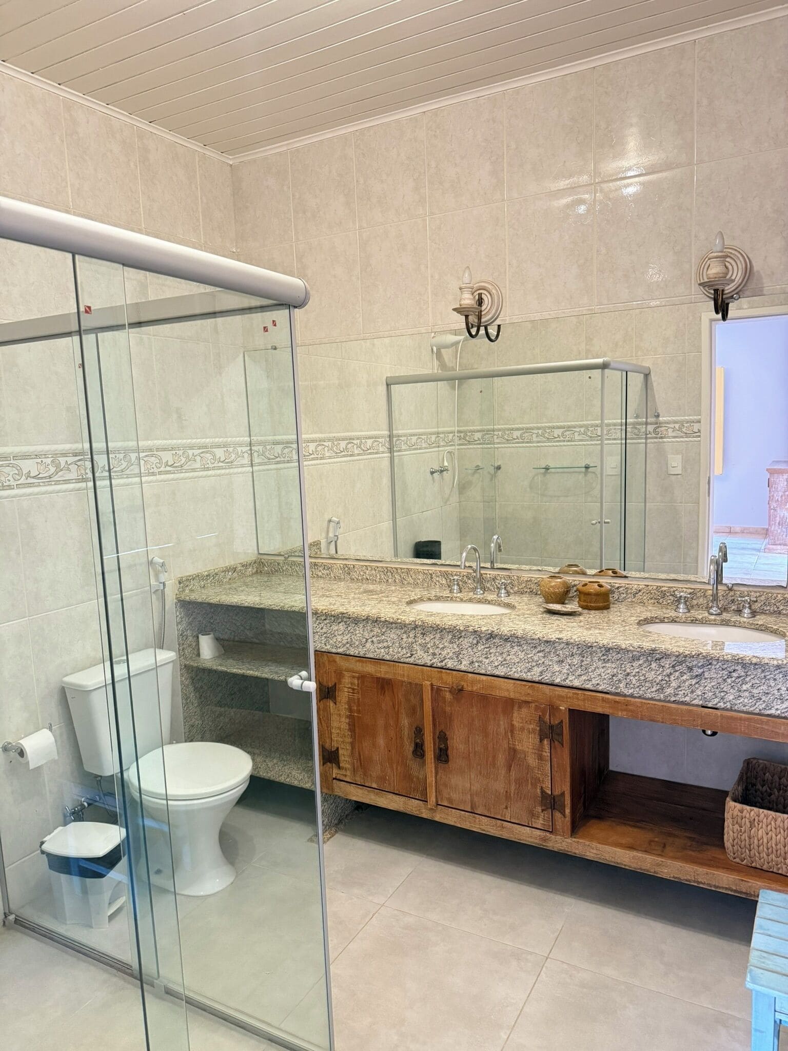 Familie vierpersoonskamer, veranda, uitzicht op binnenplaats | Badkamer | Een haardroger, zeep, shampoo, toiletpapier