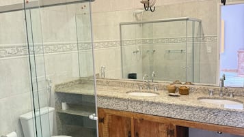 Familie vierpersoonskamer, veranda, uitzicht op binnenplaats | Badkamer | Een haardroger, zeep, shampoo, toiletpapier