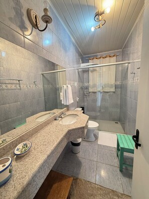 高級三人房, 泳池景 | 浴室