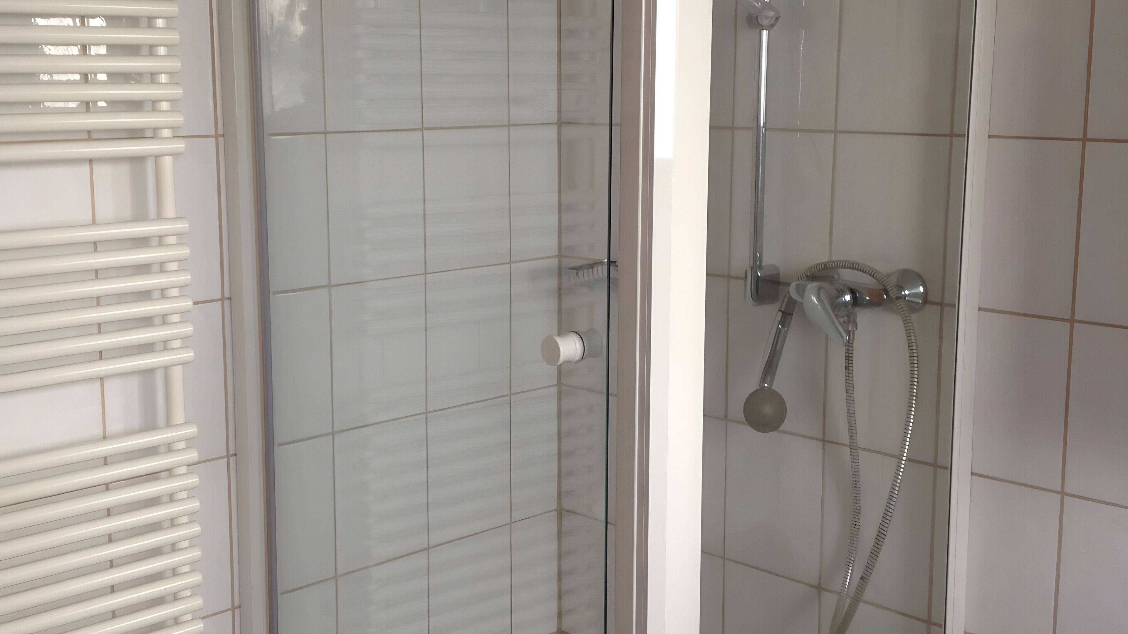 Douche, séchoir à cheveux, serviettes fournies