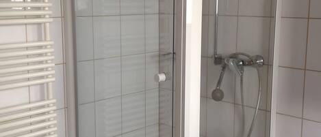 Douche, séchoir à cheveux, serviettes fournies