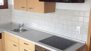 Fridge, microwave, oven, stovetop - Holiday Apartment for 1 Person (35 m²) in Schnaitheim (Heidenheim an der Brenz)