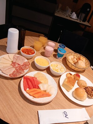 Se ofrece un desayuno bufé todos los días (por un coste adicional)