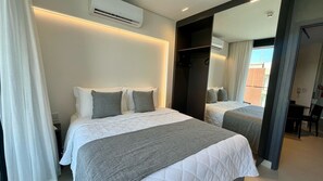 Muebles diferentes, escritorio y cortinas blackout 