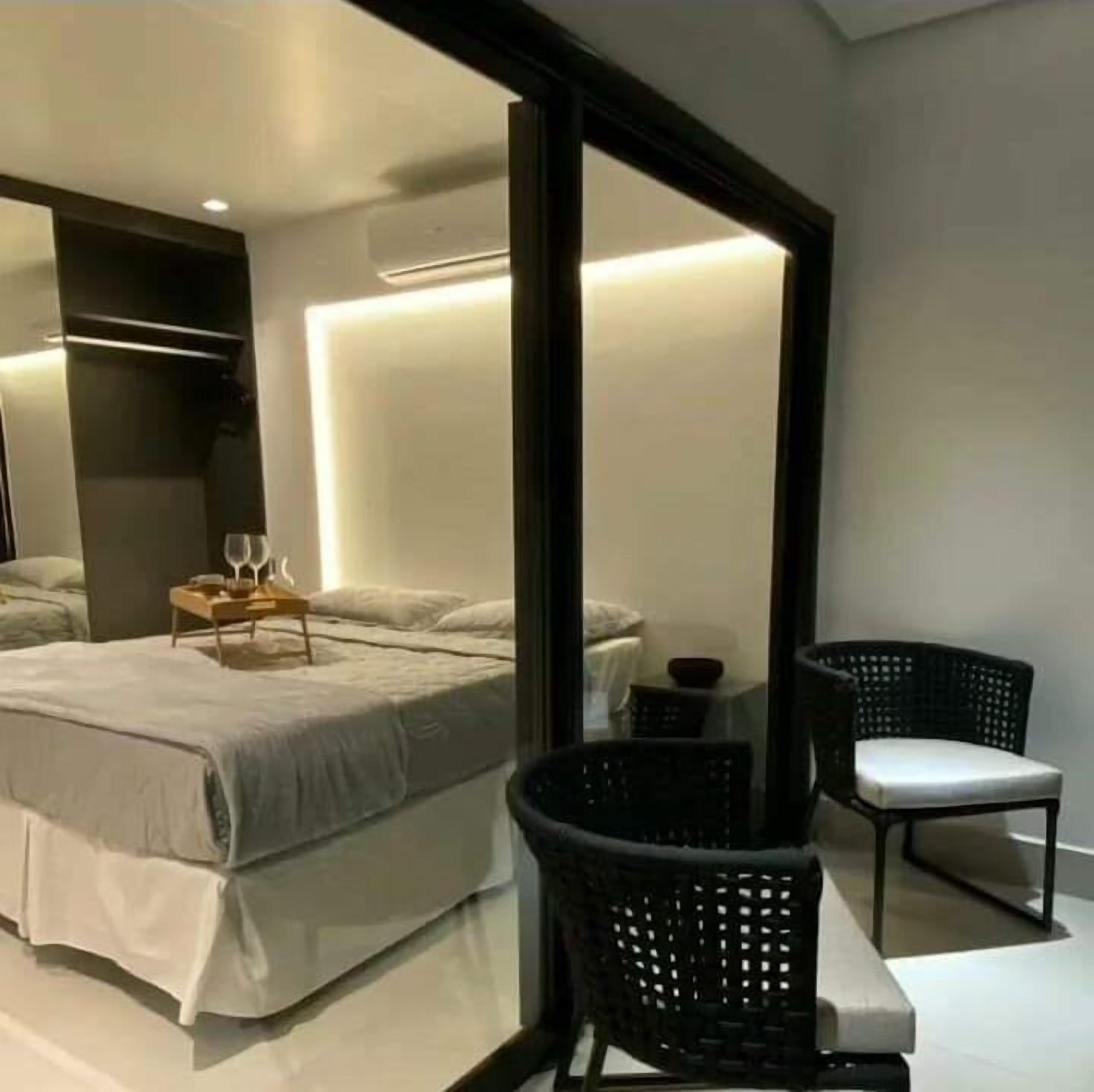 Apartamento superluxo, vista para a praia | Individualmente mobiliados, escrivaninha, cortinas blackout