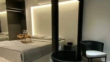 Apartamento superluxo, vista para a praia | Individualmente mobiliados, escrivaninha, cortinas blackout
