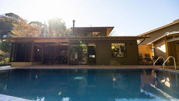 Luksusvilla, balkong, bassengutsikt | Basseng