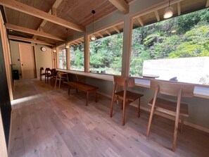 Kamar Twin Superior, balkon, pemandangan sungai | Tempat makan