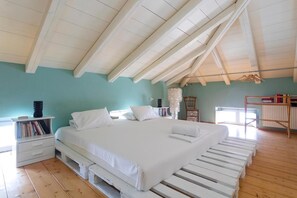 Tabla de planchar con plancha, wifi y ropa de cama 