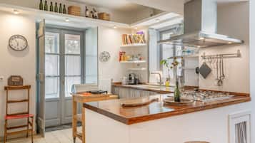 Cafeteira/chaleira, geladeira, fogão, cooktop