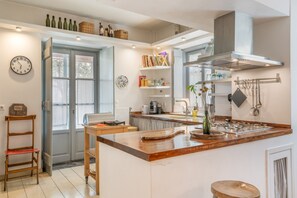 Kaffe- och tebryggare, kylskåp, ugn och spishäll