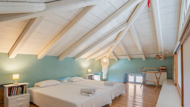 3 habitaciones, tabla de planchar con plancha, wifi y ropa de cama 