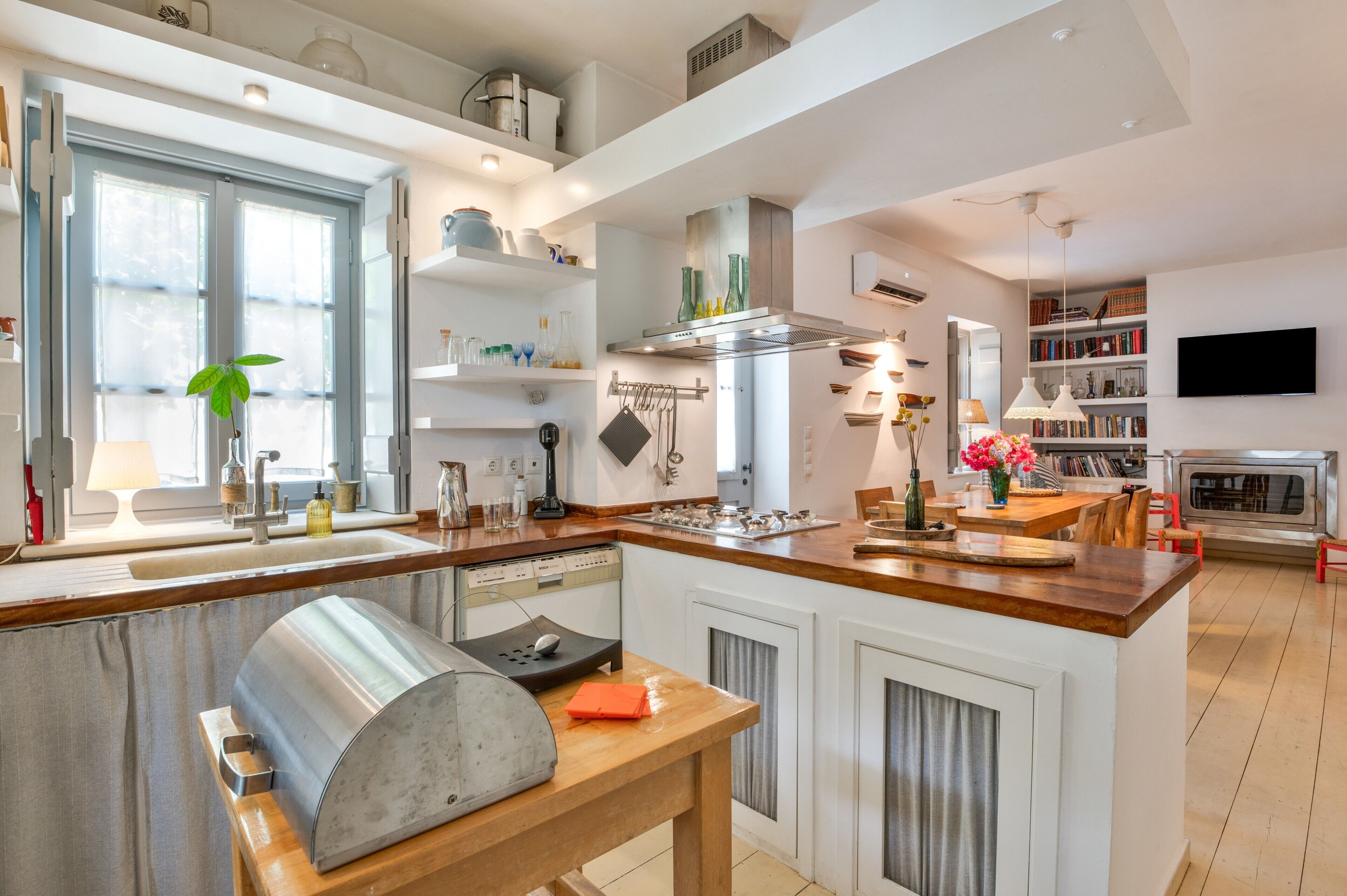 Coffee/tea maker, fridge, oven, stovetop