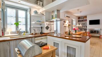 Coffee/tea maker, fridge, oven, stovetop