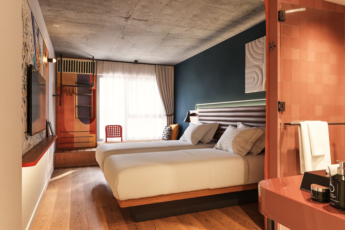 Una moderna camera d'albergo con un letto grande, un pavimento in legno, un bagno con uno specchio e vista sull'esterno.