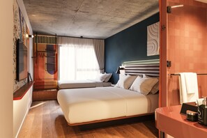 Ropa de cama de alta calidad y caja de seguridad en la habitación 