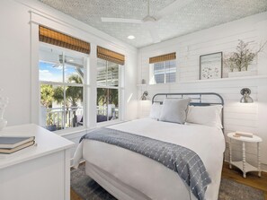 5 bedrooms, iron/ironing board, WiFi, bed sheets - Bright & Spacious Retreat for Families or Groups | Walk to Pool and Adventures (Seacrest Beach)