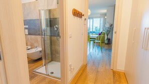 Shower, hair dryer, bidet, towels - Soffio di Lago - Two Bedroom Apartment, Sleeps 4 (Desenzano del Garda)