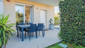Outdoor dining - Profumo di Rosa - One Bedroom Apartment, Sleeps 4 (Desenzano del Garda)