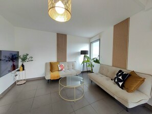 Living area - Duplex 93m2- 2 bathrooms- Toulouse Airport- 8people (Blagnac)