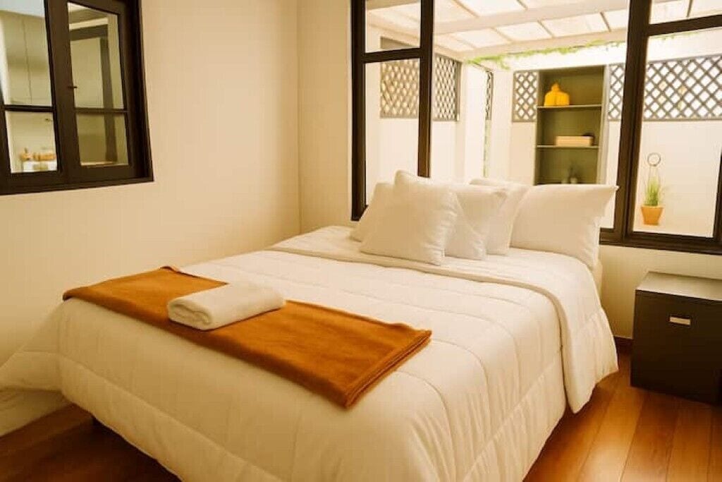 Tabla de planchar con plancha, wifi y ropa de cama 