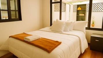 Tabla de planchar con plancha, wifi y ropa de cama