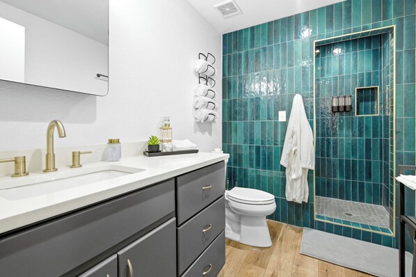 Hair dryer, towels, soap, toilet paper - NEW 4BR Home Nearby ACU & Downtown - Family Vacation -Summer Savings - Sleeps 10 (Abilene)