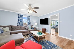 Living area - NEW 4BR Home Nearby ACU & Downtown - Family Vacation -Summer Savings - Sleeps 10 (Abilene)