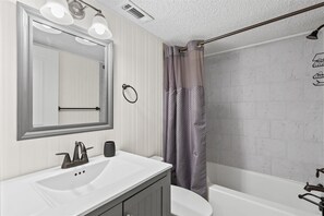 Towels - Sonesta III 202 by Seaside Vacations & Sales (Ocean City)