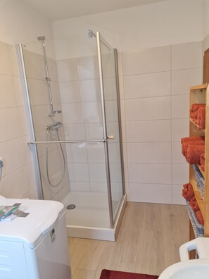 Shower, towels, soap, toilet paper - Cozy apartment (62sqm) in a time-honored cultural monument - above the violin museum (Hardegsen)