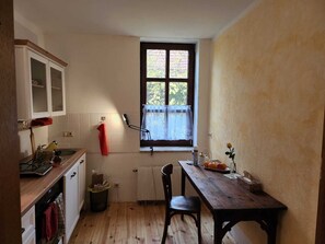Stovetop, dishwasher - Cozy apartment (62sqm) in a time-honored cultural monument - above the violin museum (Hardegsen)