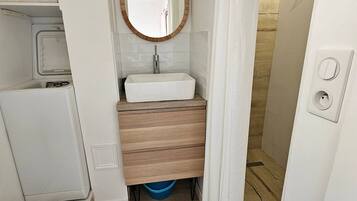 Douche, serviettes fournies