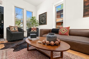 Smart TV, chimenea y libros 