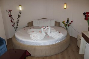 Deluxe Quadruple Room, City View | Free WiFi - Mesnevi Otel Konya (Konya)