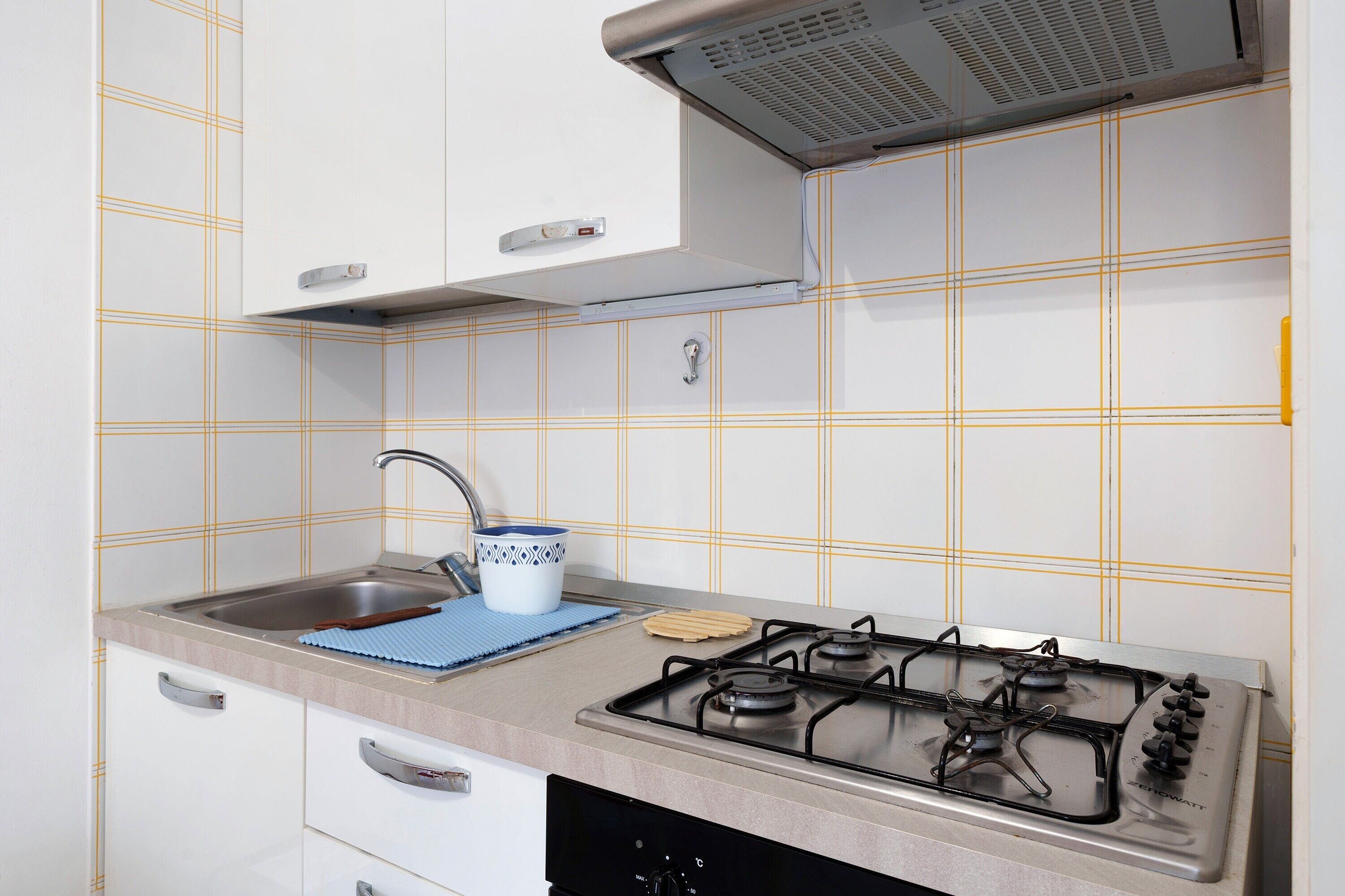 Frigorifero, forno, piano cottura, seggiolone
