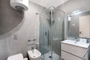 Shower, towels - Apartment 'Casa Perla Blu' with Mountain View, Wi-Fi and Air Conditioning (San Vito Lo Capo)