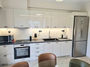 Private kitchen - Seaside 2 level Maisonette 130sqm , 15' Macynia (Macynia)